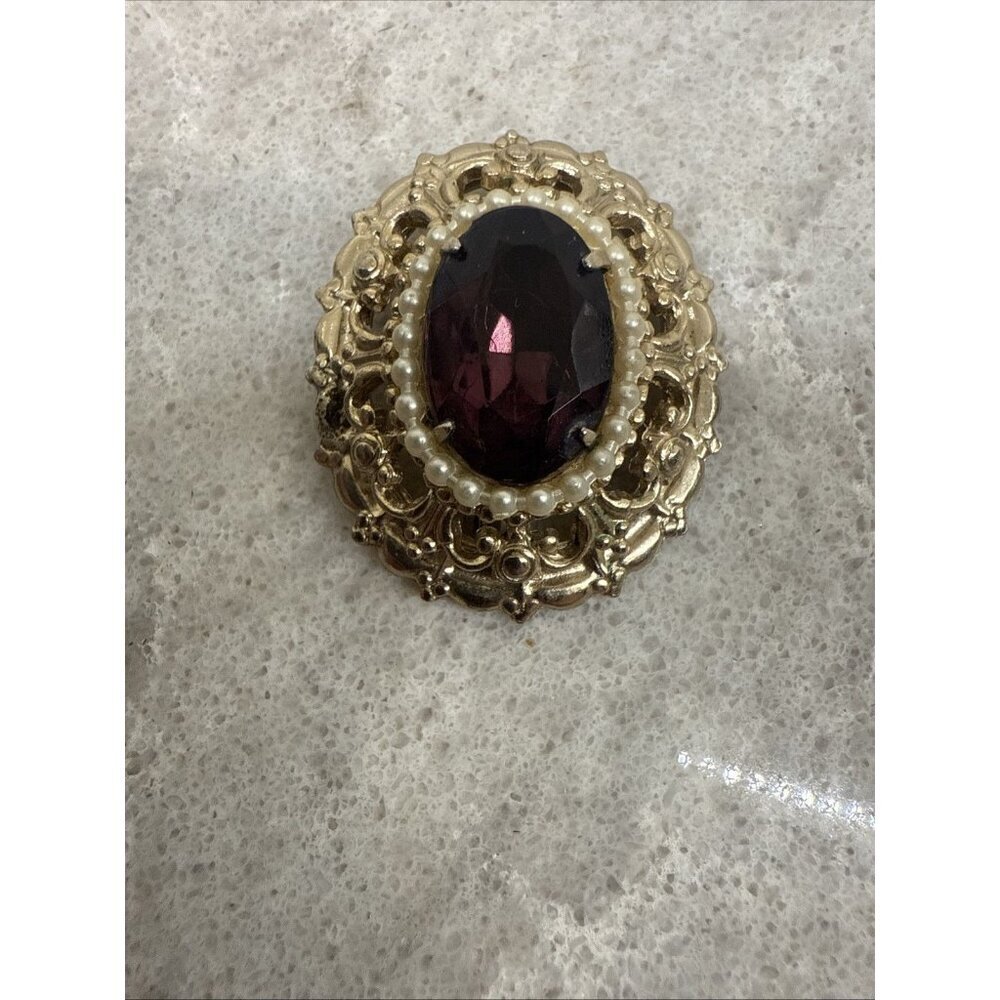 Vintage Victorian Revival 1950s brooch pin. Good condition.